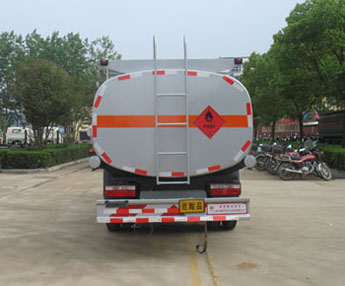 國四油罐車--楚勝牌CSC5080GYY4型運(yùn)油車