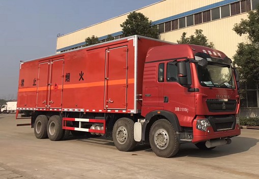 重汽豪沃前四后八9.4米易燃液體廂式運(yùn)輸車(chē)圖片 重汽豪沃前四后八9.4米易燃液體廂式運(yùn)輸車(chē)圖片