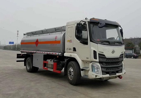 東風(fēng)柳汽新款運(yùn)油車現(xiàn)車圖片