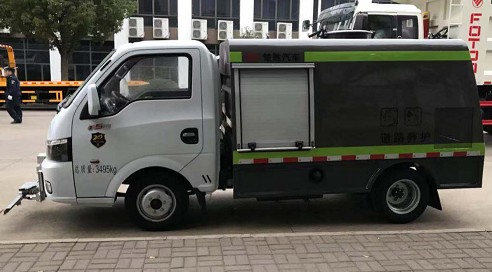 東風途逸國六路面養(yǎng)護車圖片