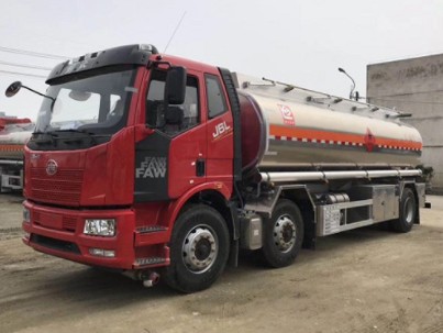 力神牌解放J6前四后四鋁合金油罐車(chē) 力神牌解放J6前四后四鋁合金油罐車(chē)