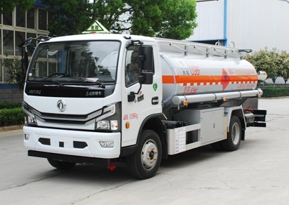 國(guó)六東風(fēng)多利卡8.5方油罐車(chē) 國(guó)六東風(fēng)多利卡8.5方油罐車(chē)