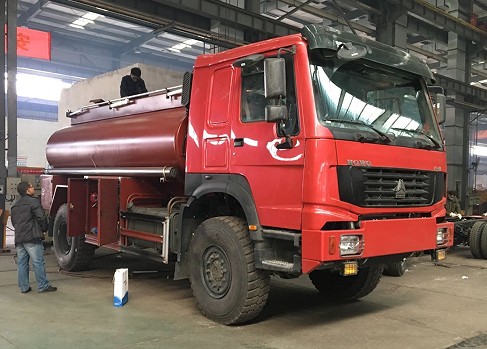 重汽豪沃HOWO 4x4全輪驅(qū)動油罐車圖片
