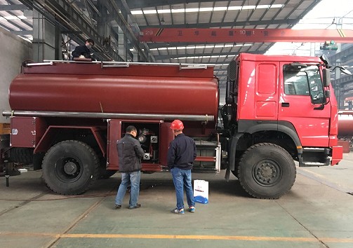 重汽豪沃HOWO 4x4全輪驅(qū)動油罐車圖片